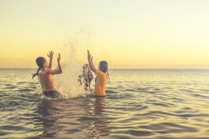Photo de jeunes jouant dans l'eau avec des éclaboussures