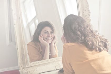 Femme heureuse devant son miroir