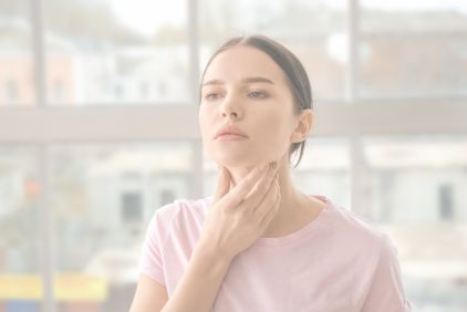 Femme qui se touche la gorge