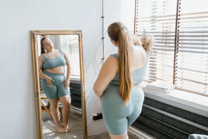 Femme qui se regarde dans le miroir