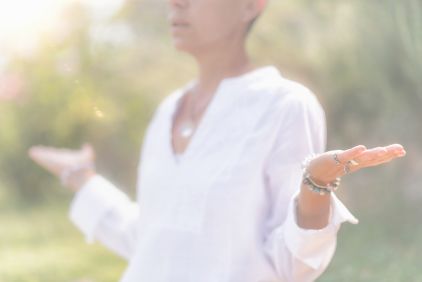 Femme qui prend le soleil