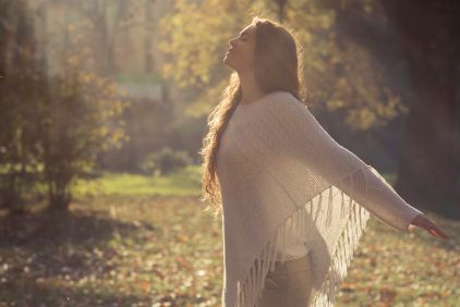 Femme qui se sent bien dans la nature