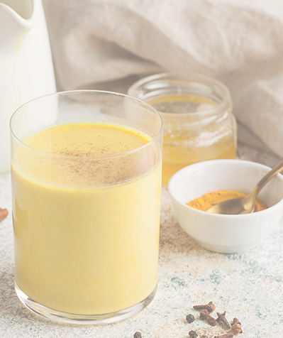 Photo verre de lait d'or au curcuma et du miel