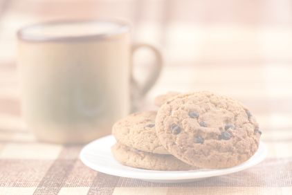 Photo d'une tasse de chocolat chaud accompagné d'une assiette de cookies